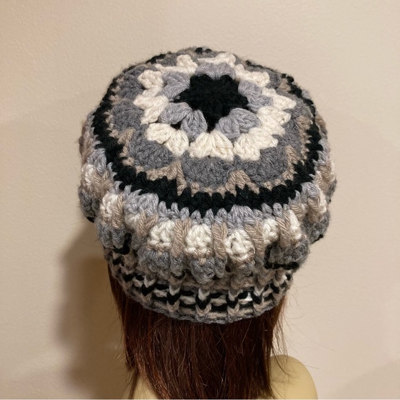 Fun, snappy, chic, handknit, Boho hippie style, newsboy, cap. Multi black, gray. - Picture 3 of 8